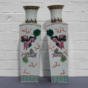 A pair of square Chinese famille rose 'mythical beasts' vases, 19/20th C. — photo 9