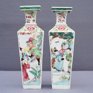 A pair of square Chinese famille rose vases with figures, Yongzheng — 照片 20