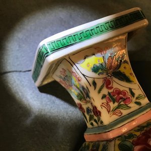 A pair of square Chinese famille rose vases with figures, Yongzheng — 照片 8
