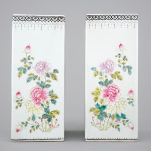 A pair of square Chinese famille rose vases with flowers, 20th C. — foto 1