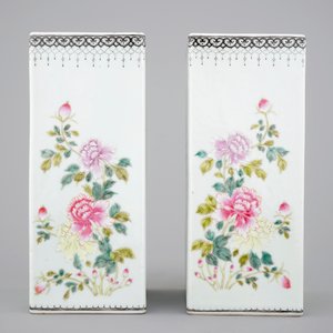 A pair of square Chinese famille rose vases with flowers, 20th C. — foto 3