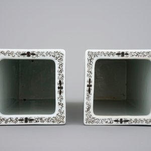 A pair of square Chinese famille rose vases with flowers, 20th C. — foto 5