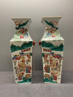 A pair of square Chinese famille rose vases with narrative design, 19th C. — photo 1