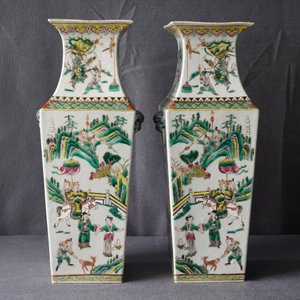 A pair of square Chinese famille rose vases with warriors and court scenes, 19th C. — 照片 13