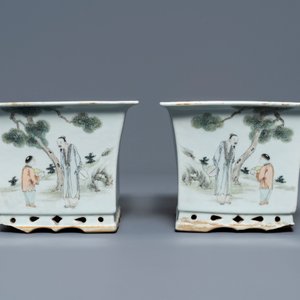 A pair of square Chinese qianjiang cai jardinières on stands, 19/20th C. — photo 2