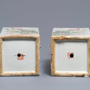 A pair of square Chinese vases with floral design, 19th C. — photo 6
