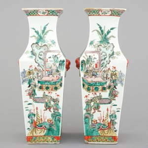 A pair of square Chinese wucai porcelain vases with warriors, 19th C. — photo 1
