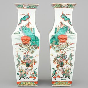 A pair of square Chinese wucai porcelain vases with warriors, 19th C. — photo 2