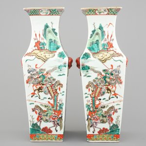 A pair of square Chinese wucai porcelain vases with warriors, 19th C. — photo 3