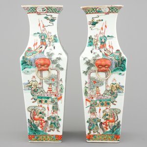 A pair of square Chinese wucai porcelain vases with warriors, 19th C. — photo 4