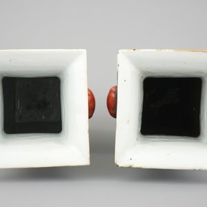 A pair of square Chinese wucai porcelain vases with warriors, 19th C. — photo 5