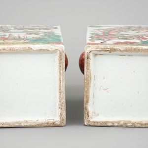 A pair of square Chinese wucai porcelain vases with warriors, 19th C. — photo 6