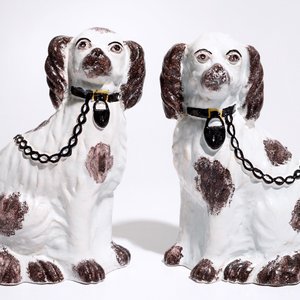 A pair of Staffordshire-style figures of dogs, prob. French pottery, 18/19th C. — photo 2