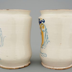 A pair of tall albarelli with boars, Italy, 18th C. — photo 4