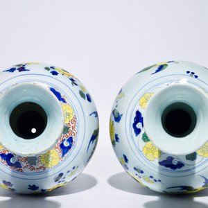 A pair of tall bronze-mounted polychrome Dutch Delft garlic-necked vases, late 17th C. — photo 6