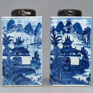 A pair of tall Chinese blue and white tea caddies with landscapes, 19th C. — photo 4