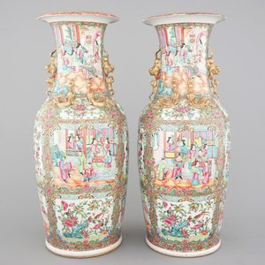 A pair of tall Chinese Canton rose medallion porcelain vases, 19th C. — photo 1