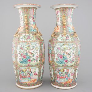 A pair of tall Chinese Canton rose medallion porcelain vases, 19th C. — photo 2