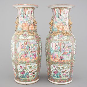 A pair of tall Chinese Canton rose medallion porcelain vases, 19th C. — photo 3