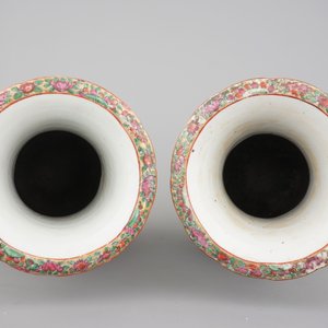A pair of tall Chinese Canton rose medallion porcelain vases, 19th C. — photo 5