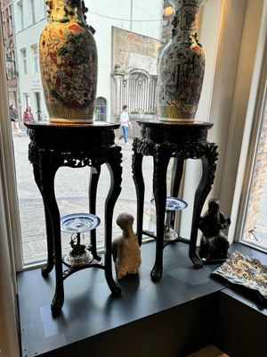 A pair of tall Chinese carved wooden stands with marble tops, 19th C. — 照片 1