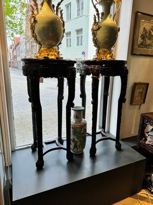 A pair of tall Chinese carved wooden stands with marble tops, 19th C. — 照片 1