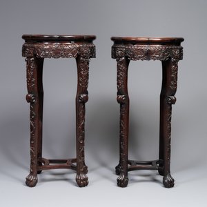 A pair of tall Chinese carved wooden stands with marble tops, 19th C. — 照片 3
