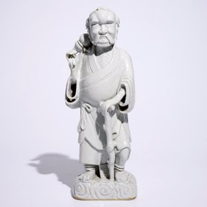 A pair of tall Chinese Dehua blanc de Chine figures of immortals, 18/19th C. — photo 3