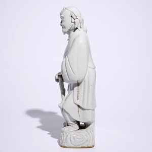 A pair of tall Chinese Dehua blanc de Chine figures of immortals, 18/19th C. — photo 4