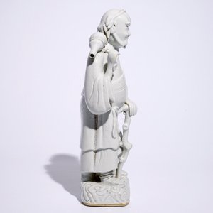 A pair of tall Chinese Dehua blanc de Chine figures of immortals, 18/19th C. — photo 6