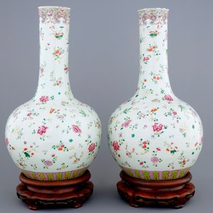 A pair of tall Chinese famille rose tianqiuping bottle vases, 19th C. — photo 2