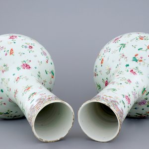 A pair of tall Chinese famille rose tianqiuping bottle vases, 19th C. — photo 4