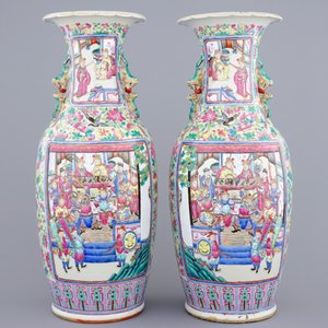 A pair of tall Chinese famille rose vases, 19th C. — photo 3