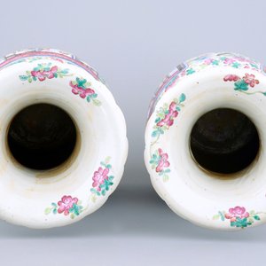 A pair of tall Chinese famille rose vases, 19th C. — photo 6