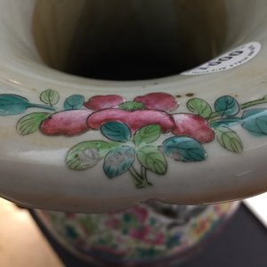 A pair of tall Chinese famille rose vases, 19th C. — photo 7