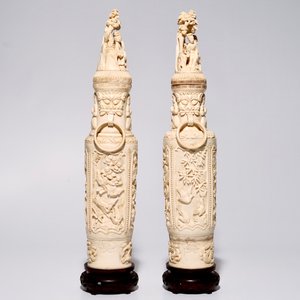 A pair of tall Chinese ivory vases and covers on wooden base, early 20th C. — photo 2