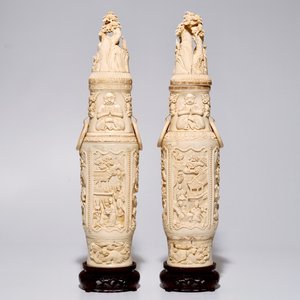 A pair of tall Chinese ivory vases and covers on wooden base, early 20th C. — photo 3