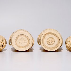 A pair of tall Chinese ivory vases and covers on wooden base, early 20th C. — photo 6