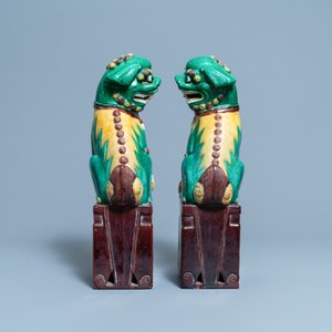 A pair of tall Chinese sancai-glazed biscuit models of Buddhist lions, 19/20th C. — photo 5
