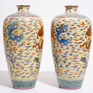 A pair of tall Chinese yellow ground meiping dragon vases, Qianlong mark, 20th C. — photo 2
