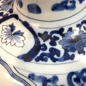A pair of tall Dutch Delft blue and white chinoiserie vases, 1st half 18th C. — photo 9