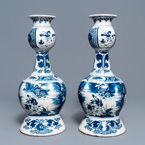 A pair of tall Dutch Delft blue and white chinoiserie vases, early 18th C. — 照片 1