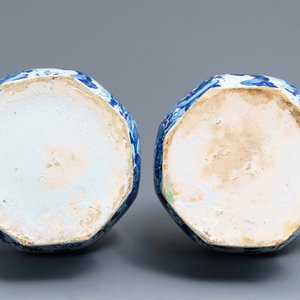 A pair of tall Dutch Delft blue and white chinoiserie vases, late 17th C. — 照片 5