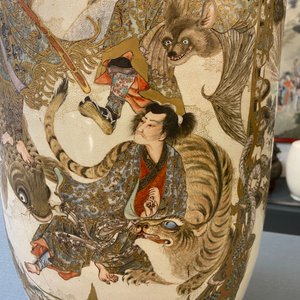 A pair of tall Japanese Satsuma vases, Meiji, 19th C. — 照片 17