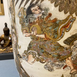 A pair of tall Japanese Satsuma vases, Meiji, 19th C. — 照片 23