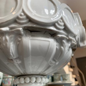 A pair of tall neoclassical Sevres-style covered vases, France or Germany, 18/19th C. — 照片 22