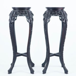 A pair of tall round Chinese carved wood stands with marble top, 19/20th C. — 照片 2