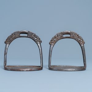 A pair of Tibetan iron stirrups with dragons, 17th C. — 照片 2