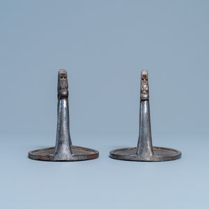 A pair of Tibetan iron stirrups with dragons, 17th C. — 照片 3
