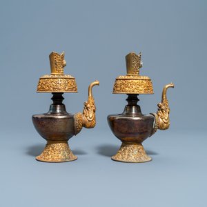 A pair of Tibetan silver and gilt copper alloy 'duomuhu' ewers, 19th C. — photo 4